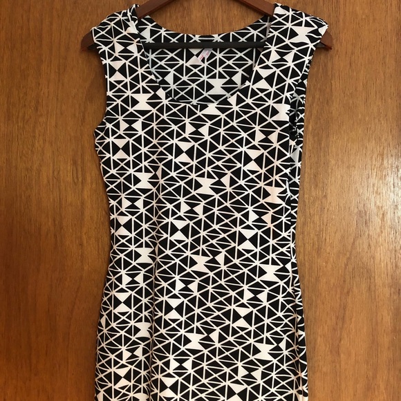 Dresses & Skirts - Black and white Geometric pattern dress.
